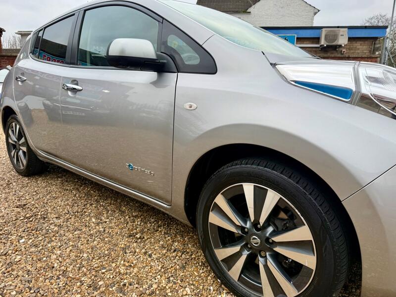 NISSAN LEAF