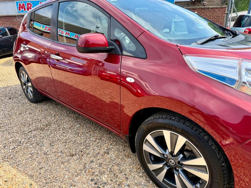NISSAN LEAF