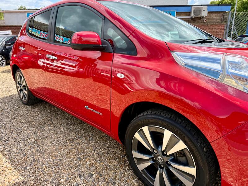 NISSAN LEAF