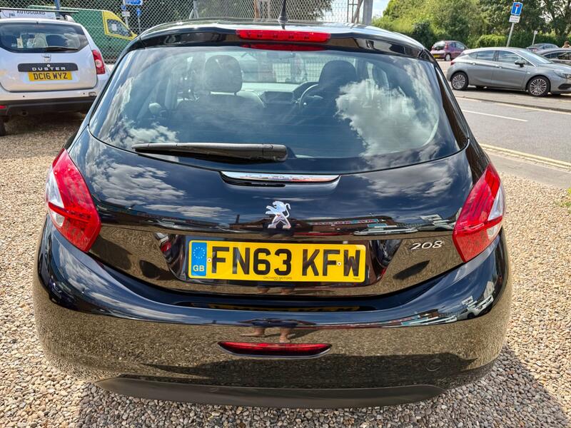 PEUGEOT 208